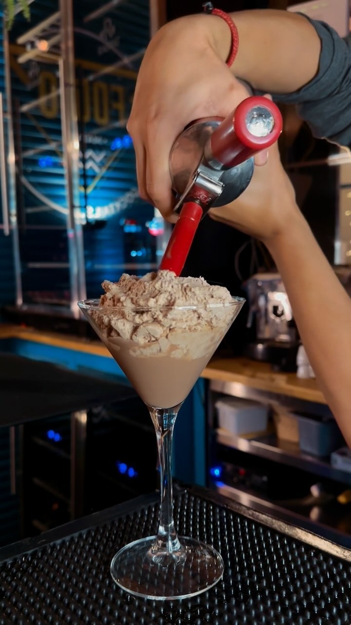 Preparacion de un coctel en la barra.